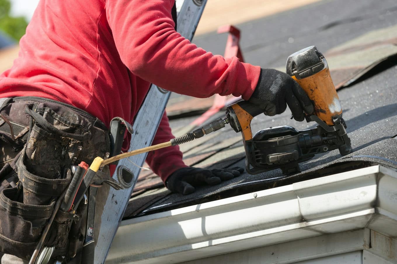 dekarz naprawiający dach