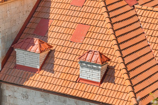 pomarańczowy dach z dwoma kominami