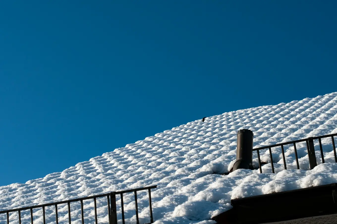 śnieg na dachu